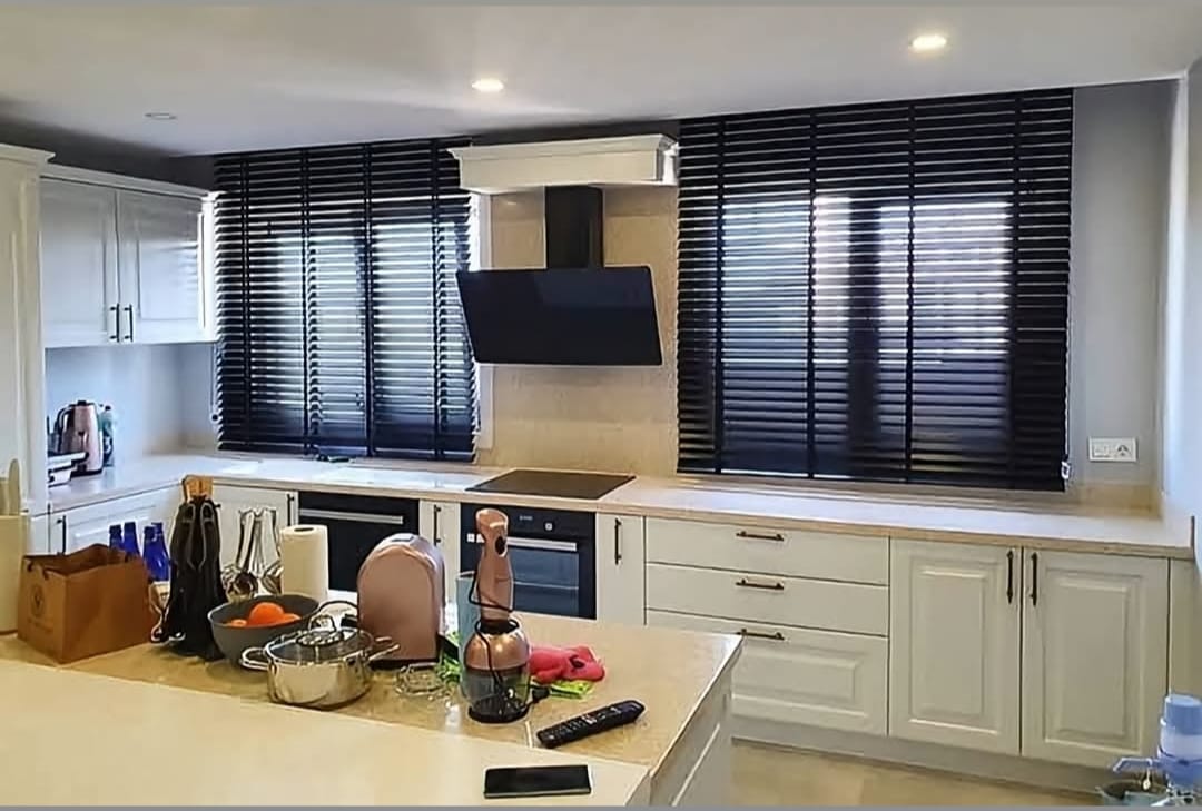 Drveni venecijaneri — moderna kuhinja